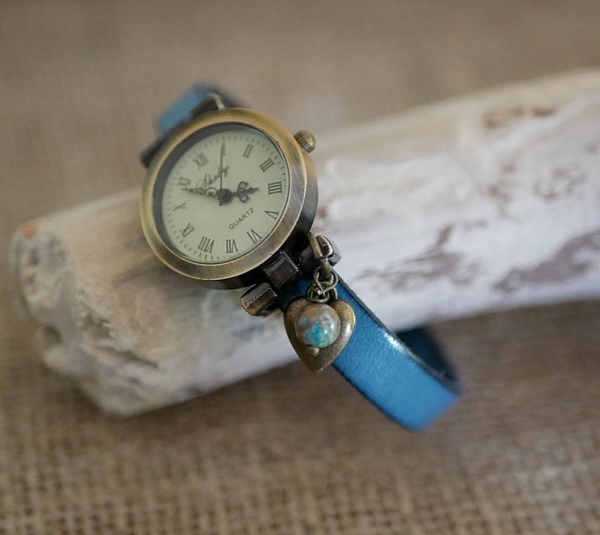 Klokke med bronsefarget urskive og tilpassbar l&aelig;rrem