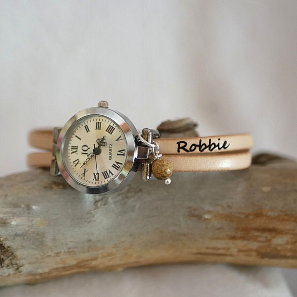 Tilpassbar og fargerik smykkeklokke i skinn for kvinner