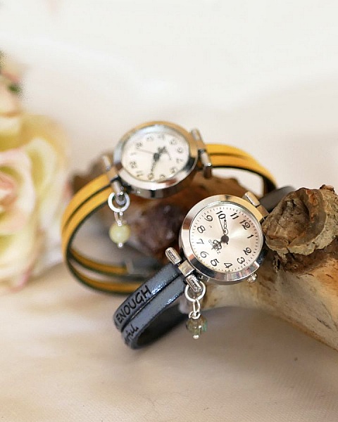 Tilpassbar og fargerik smykkeklokke i skinn for kvinner