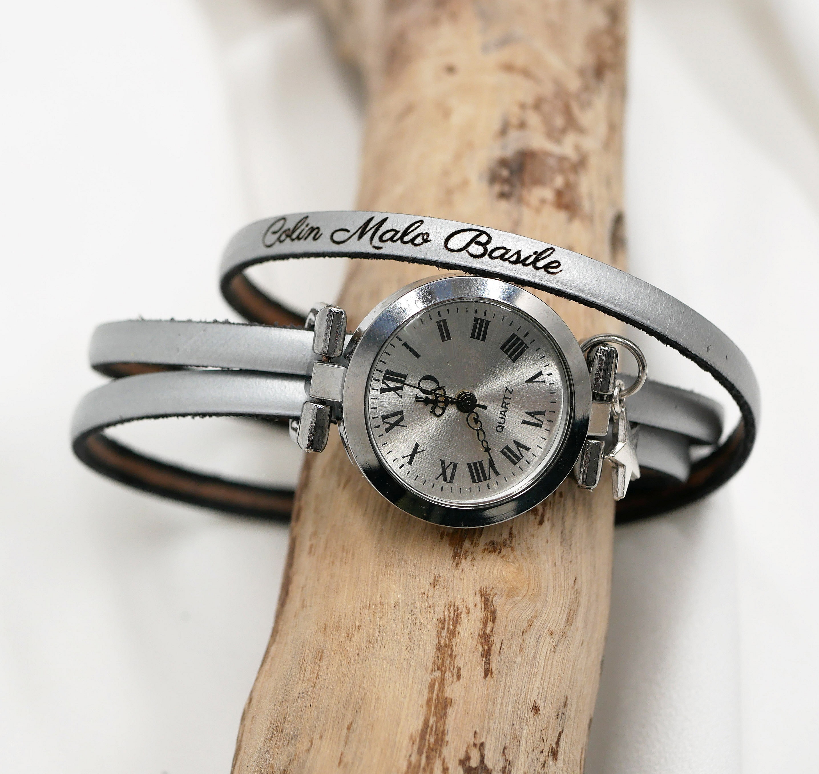 Klokke til &aring; personalisere med en l&aelig;rrem, 3 omdreininger, s&oslash;lv urskive med anheng 