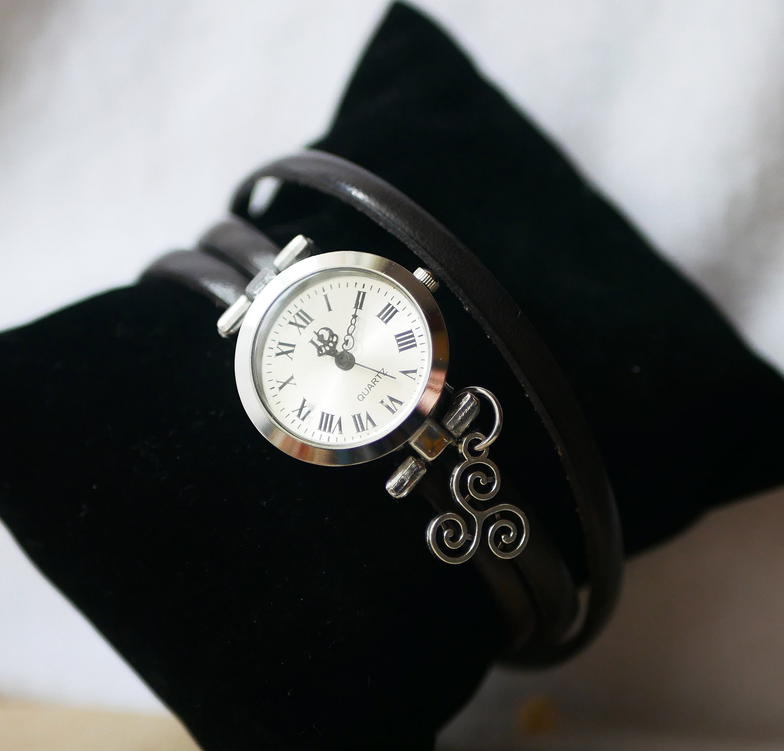 Klokke til &aring; personalisere med en l&aelig;rrem, 3 omdreininger, s&oslash;lv urskive med anheng 