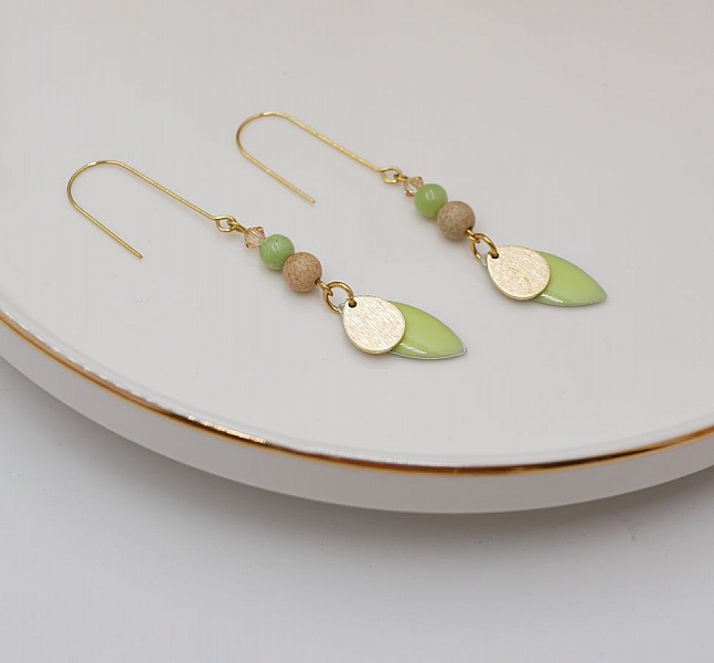 Sett med &oslash;redobber og l&aelig;rarmb&aring;nd med mandelgr&oslash;nne paljetter