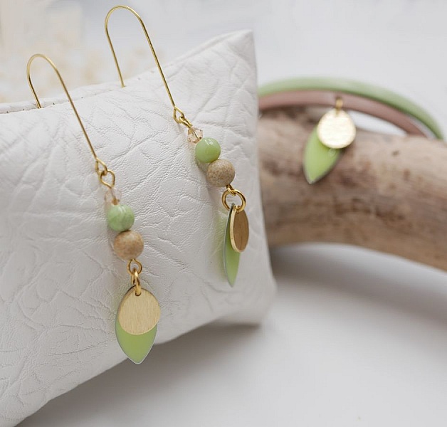 Sett med &oslash;redobber og l&aelig;rarmb&aring;nd med mandelgr&oslash;nne paljetter