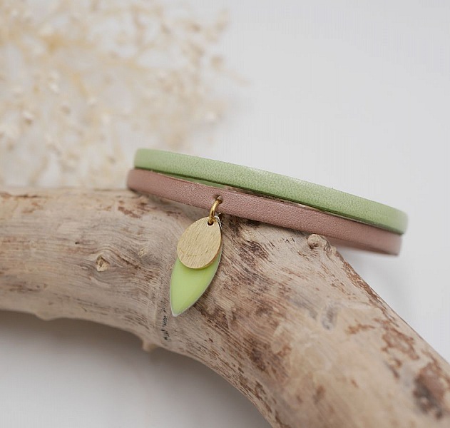 Sett med &oslash;redobber og l&aelig;rarmb&aring;nd med mandelgr&oslash;nne paljetter