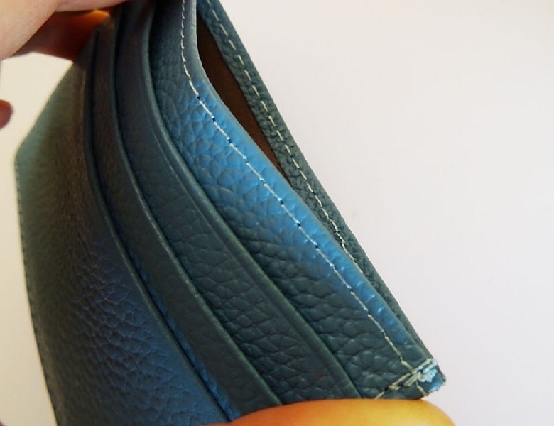 Kortholder i lysebl&aring;tt skinn