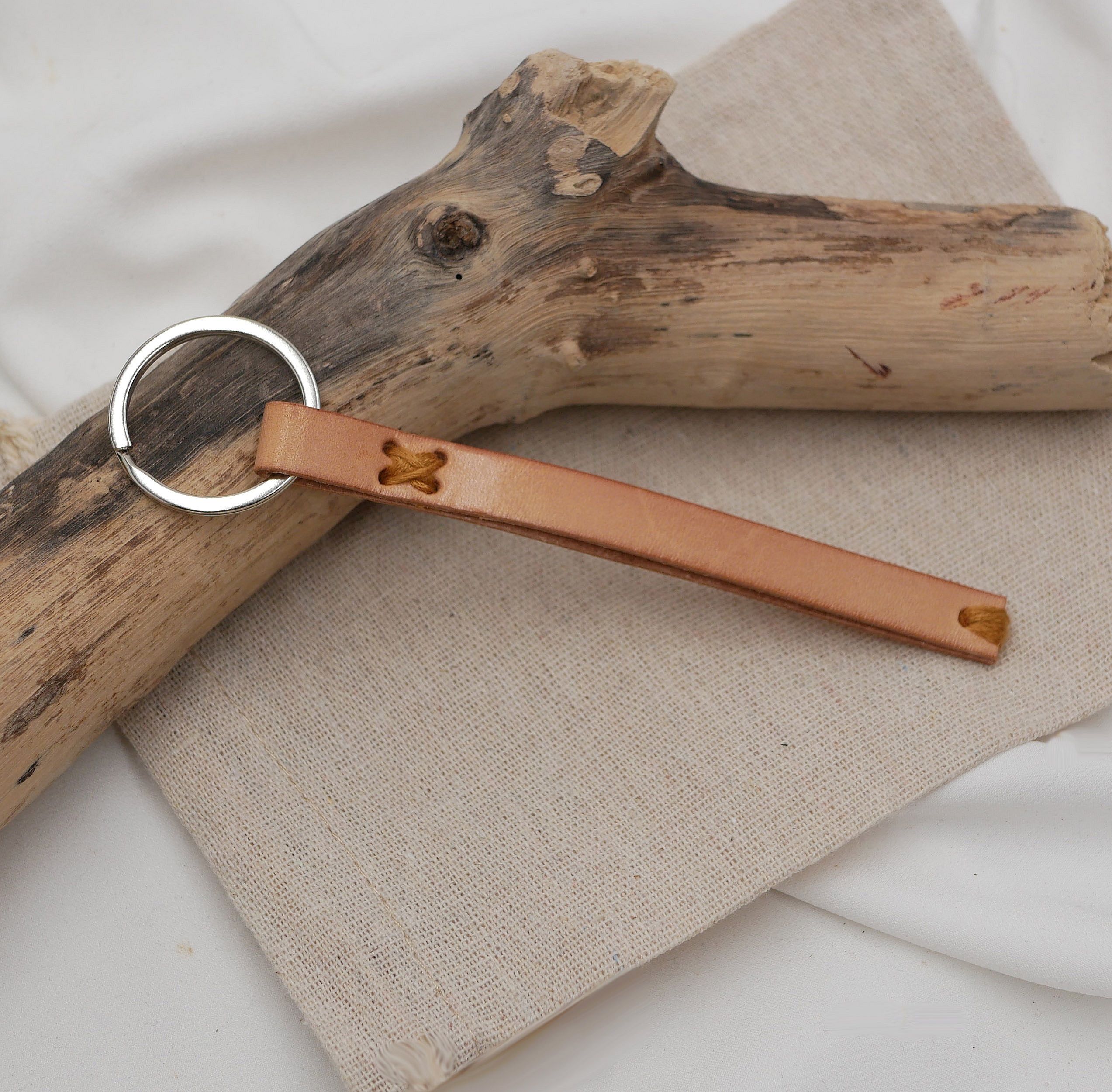 H&aring;ndsydd n&oslash;kkelring i skinn som kan tilpasses