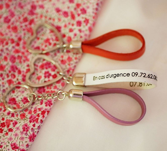 N&oslash;kkelring i skinn som kan tilpasses med navn og telefonmelding