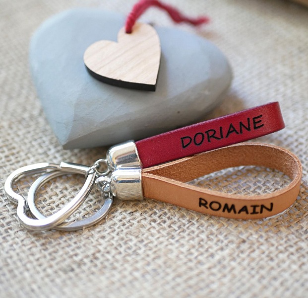 N&oslash;kkelring i skinn som kan tilpasses med navn og telefonmelding