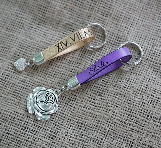 N&oslash;kkelring i skinn som kan personaliseres ved &aring; gravere med ditt valg av anheng.