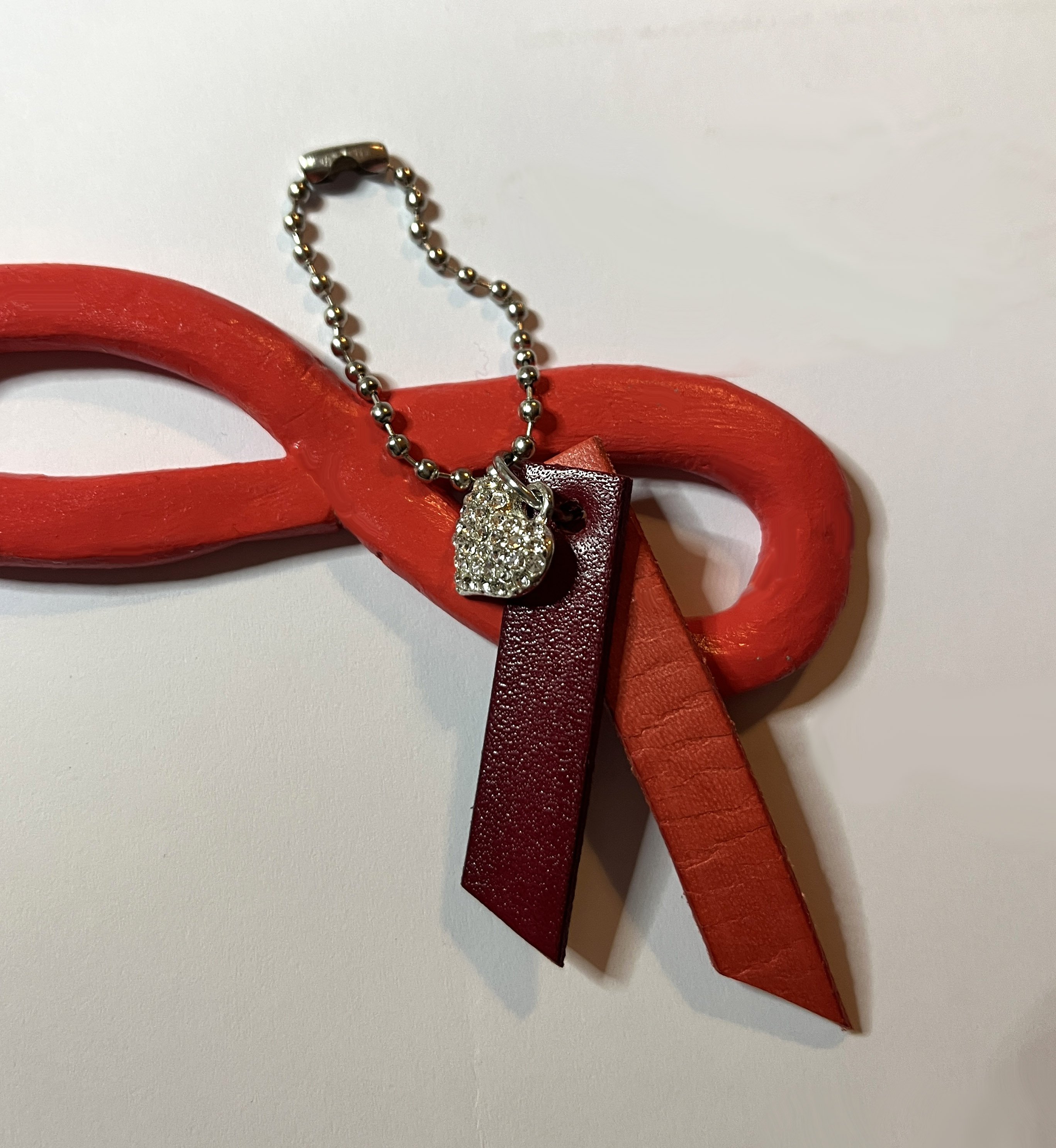 Porte-clefs duo de cuirs et charme personnalisable par gravure