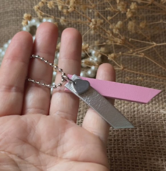 Porte-clefs duo de cuirs et charme personnalisable par gravure