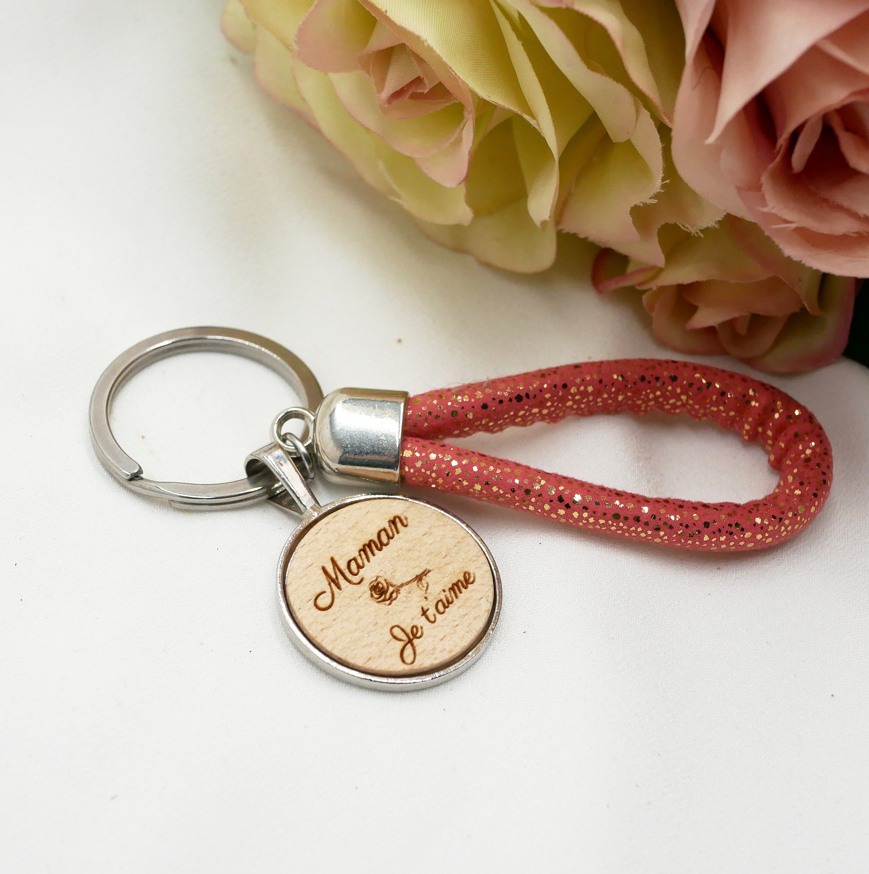 N&oslash;kkelring med gravert cabochon i tre og repsl&oslash;yfe i ulike farger og med spesialtilpasset gravering