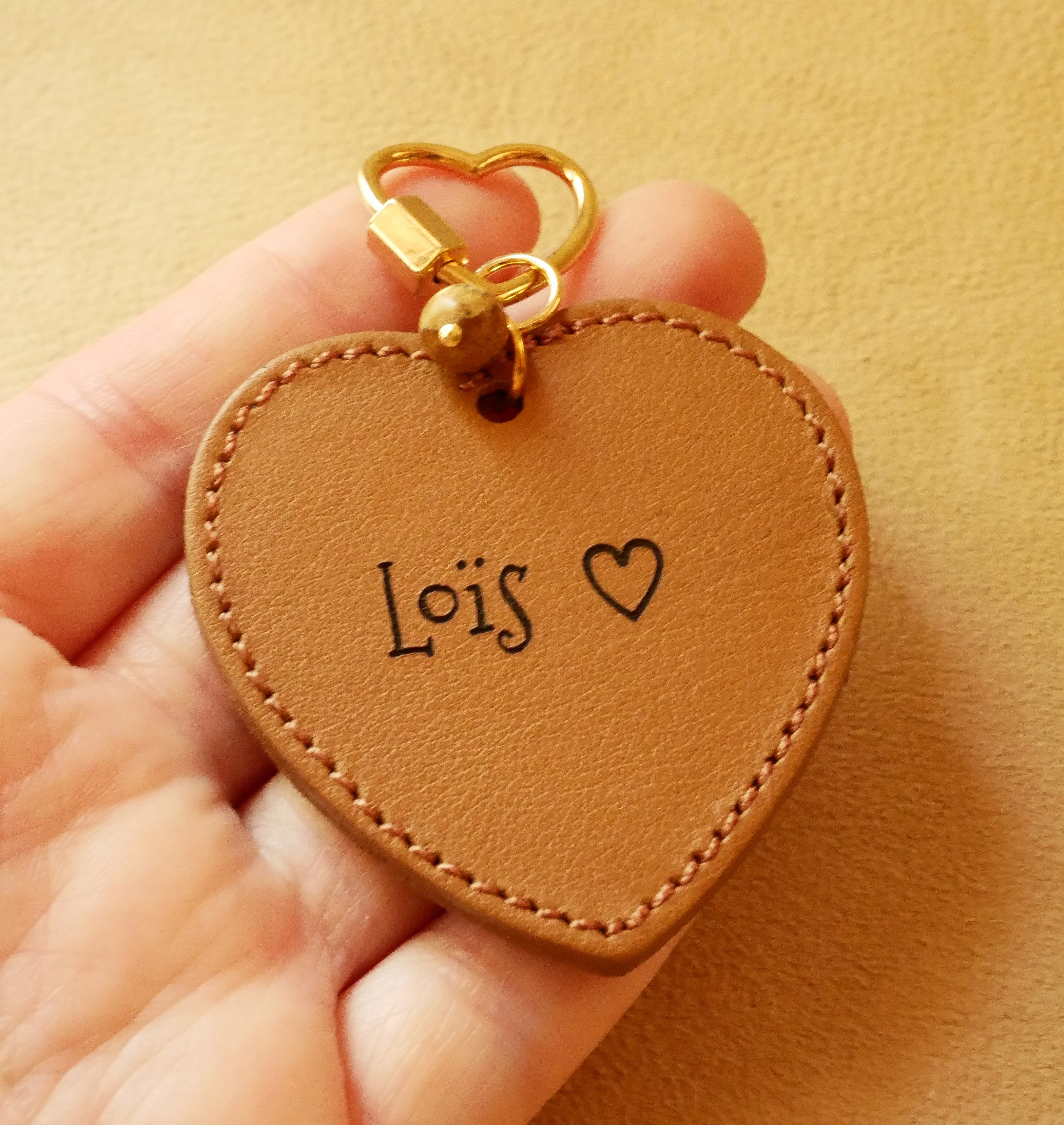 N&oslash;kkelring med stort l&aelig;rhjerte som kan graveres og personaliseres