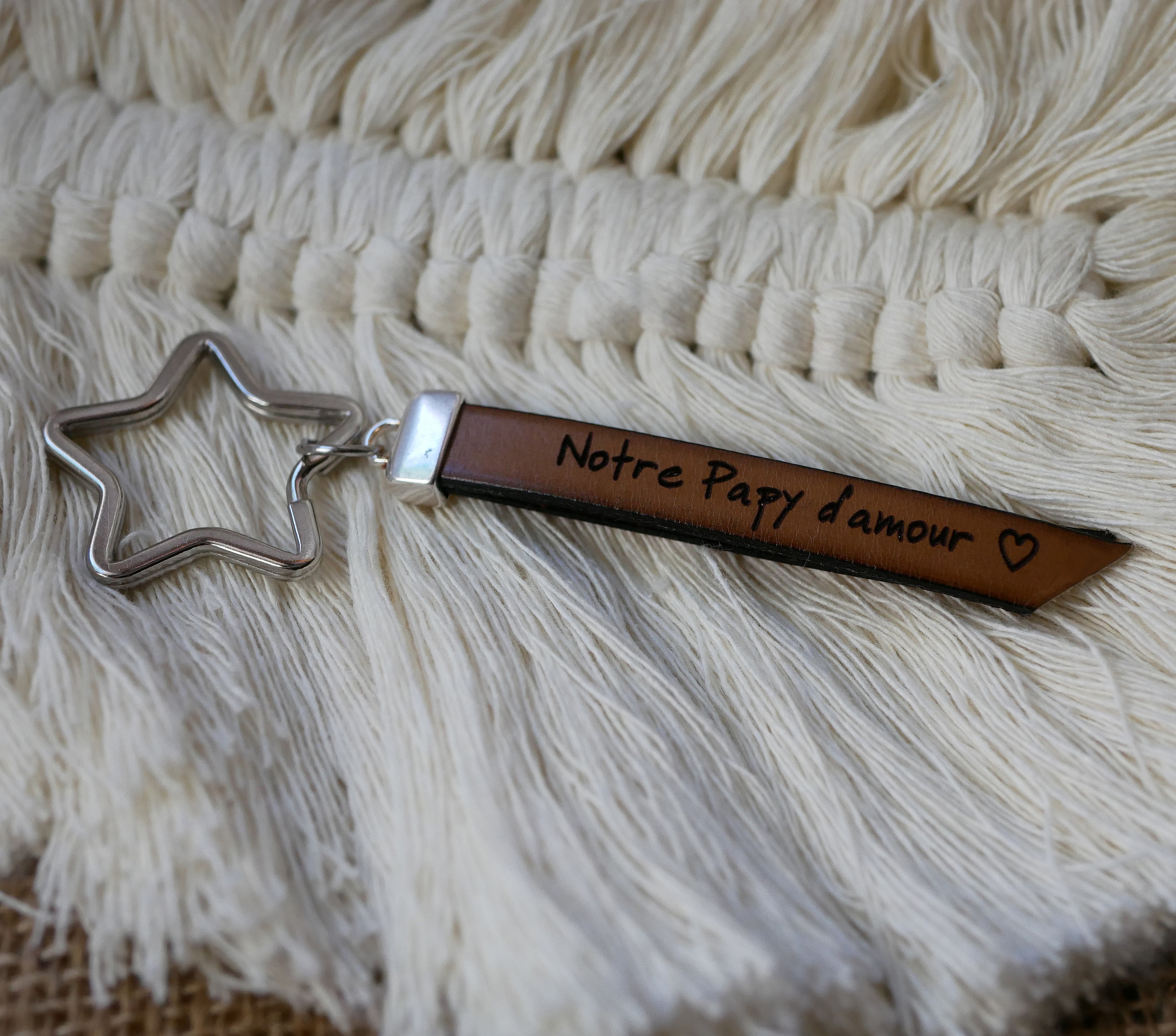 Dobbel, flat n&oslash;kkelring i skinn som du kan personliggj&oslash;re med navn, telefon eller melding