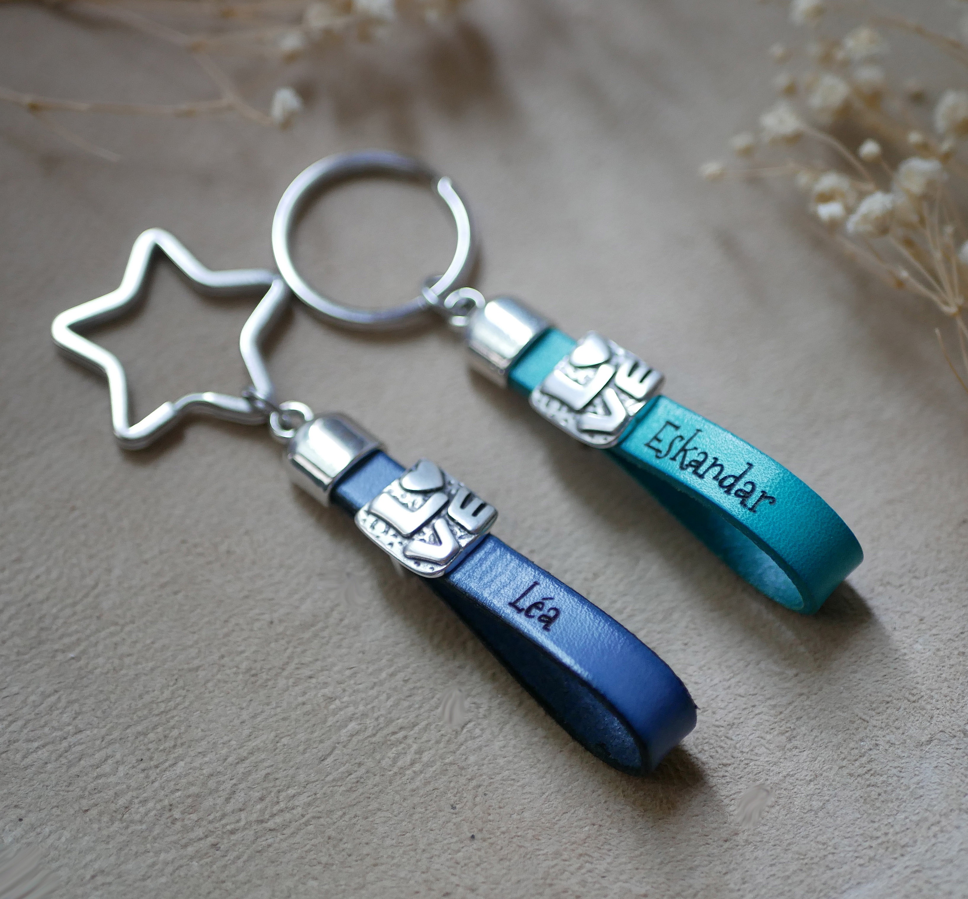 N&oslash;kkelring i l&aelig;r, kan tilpasses med gravering p&aring; valentinsdagen