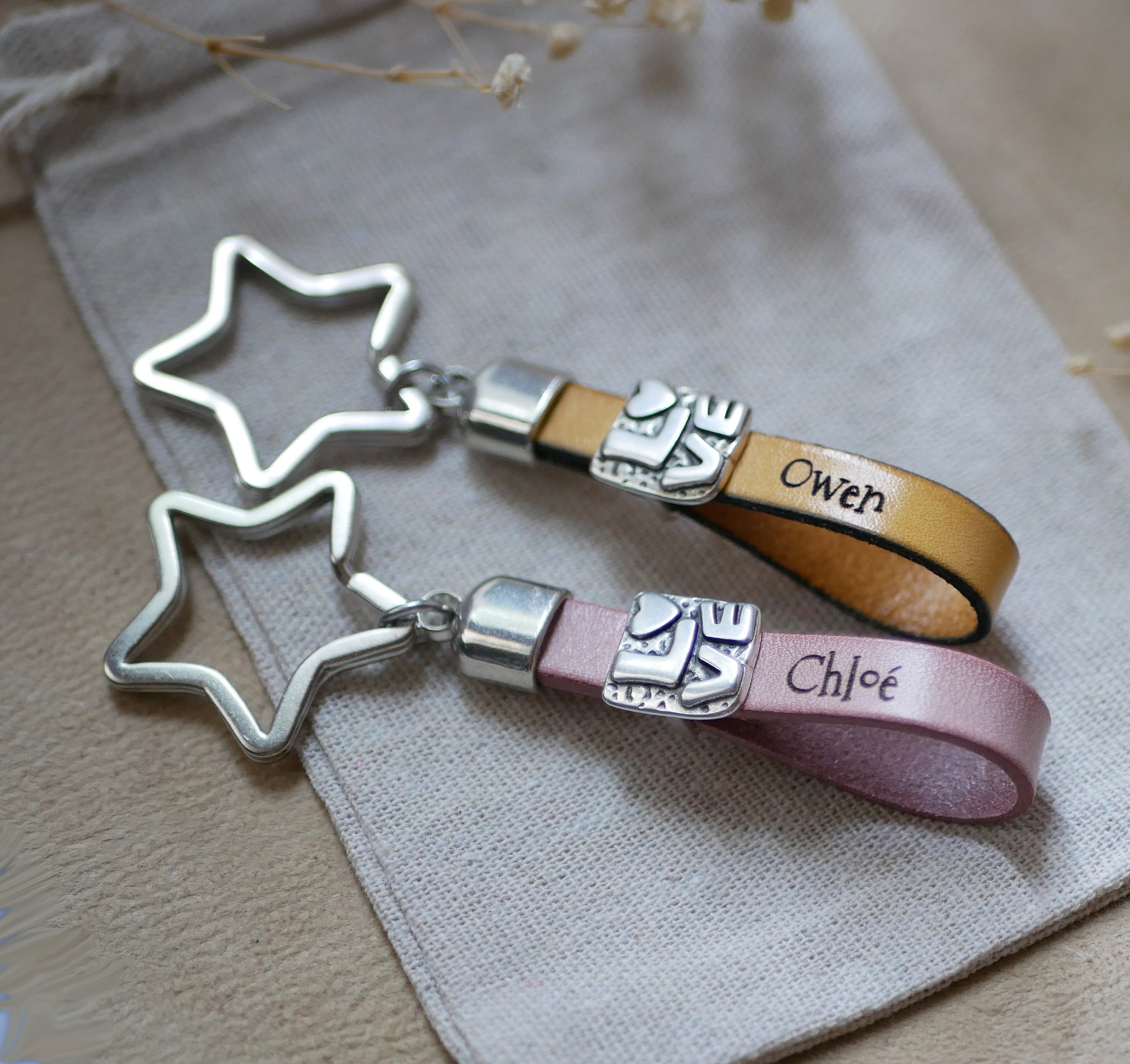 N&oslash;kkelring i l&aelig;r, kan tilpasses med gravering p&aring; valentinsdagen