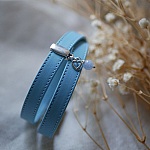 Himmelbl&aring; dobbel l&aelig;rrem med s&oslash;mmer og valg av anheng