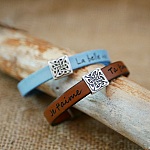 L&aelig;rarmb&aring;nd dekorert med en keltisk firkant som kan personaliseres ved gravering