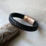 Svart lærarmbånd med magnetisk lås i Rose Gold-stål