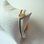 Mansjettarmbånd i hvitt og gull med cabochon av livets tre