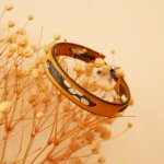 Florâme-armbånd med grått Misti liberty-bånd på sennepsfarget skinn