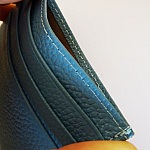 Kortholder i lysebl&aring;tt skinn