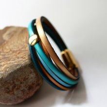 Mansjettarmbånd i blått og gull i flere skinntyper for kvinner