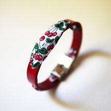 Florâme-armbånd med bånd av kirsebærfrukter på rødt skinn