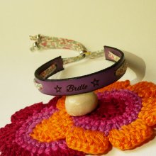 Florâme "Brille" gravert armbånd med pastellfarget liberty-bånd på lilla skinn